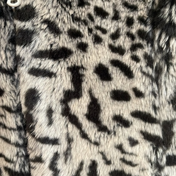 Black and white reversible vest with hood and front pockets. Size Large. - Picture 8 of 8